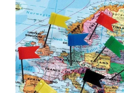 Flagpins i ass. farver med 40 stk. - længde 3,5 cm (nål længde 2,5 cm) | Möbler - Tavla & Displays - Tillbehör | GameStuff