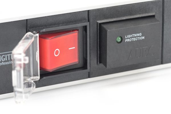 Digitus Steckdosenleiste Mit Aluminiumprofil Und Schalter, 7-Fach Schutzkontaktsteckdose, 2 M Zuleitung Mit Überspannungsschutz Und Schalter