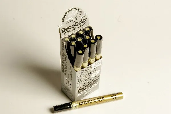 Marvy decocolor bred linje guld | Skrivredskap - Märkpennor - Permanent Marker | GameStuff